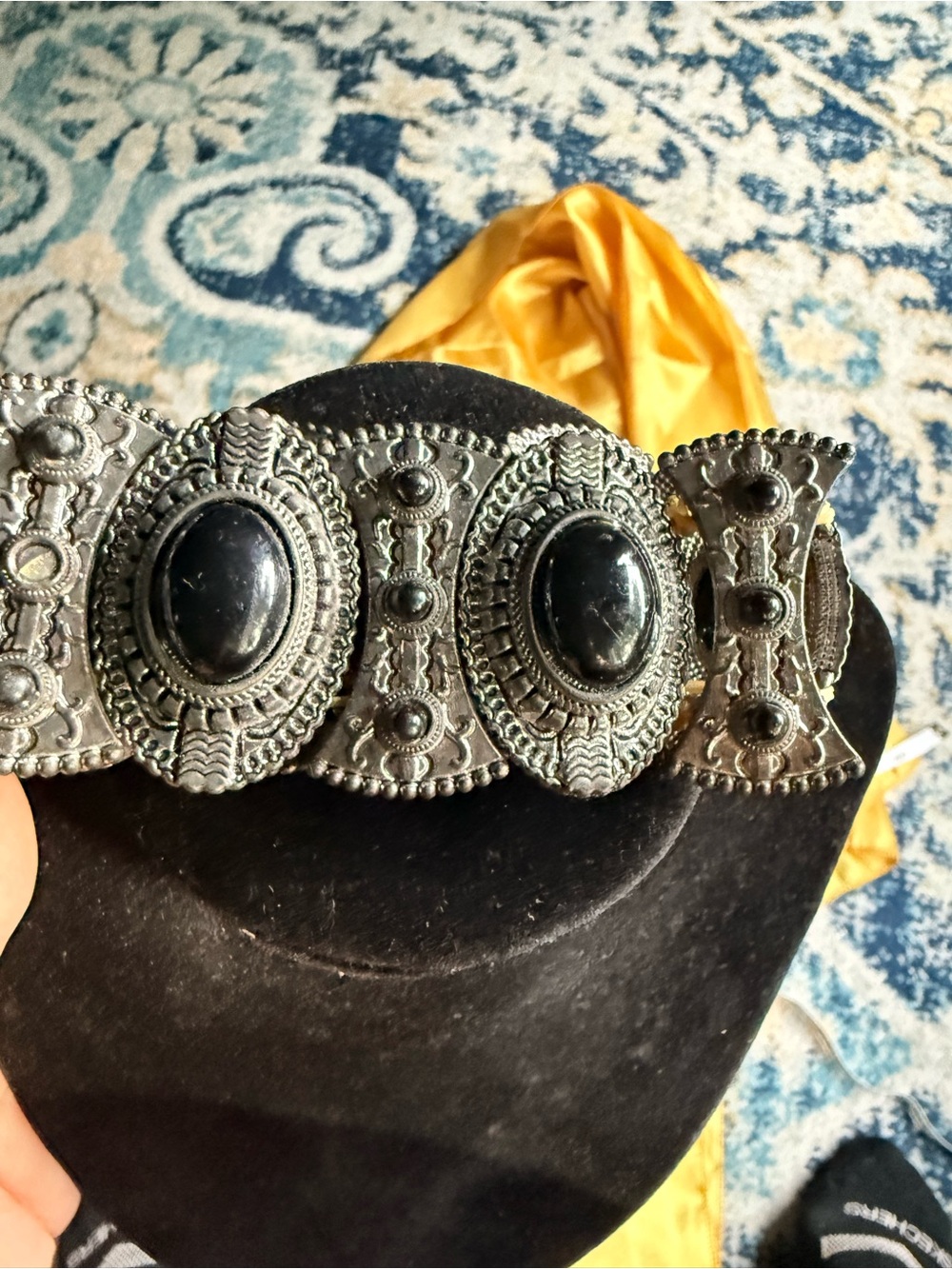 Women’s Silver-Tone Black Stone Ornate Waist Belt
